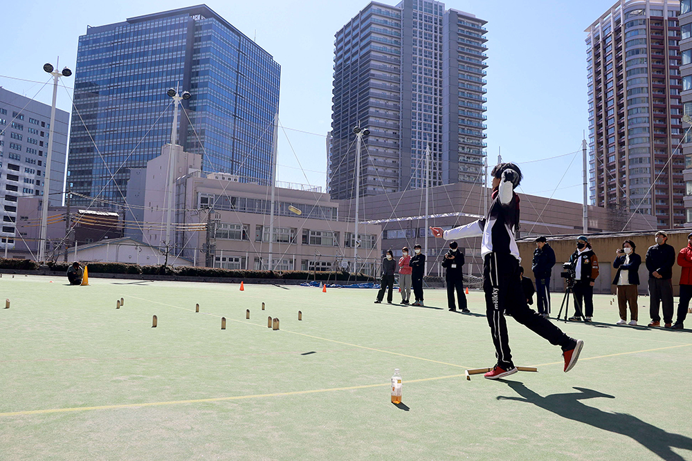 大崎のビル群を背景にモルック